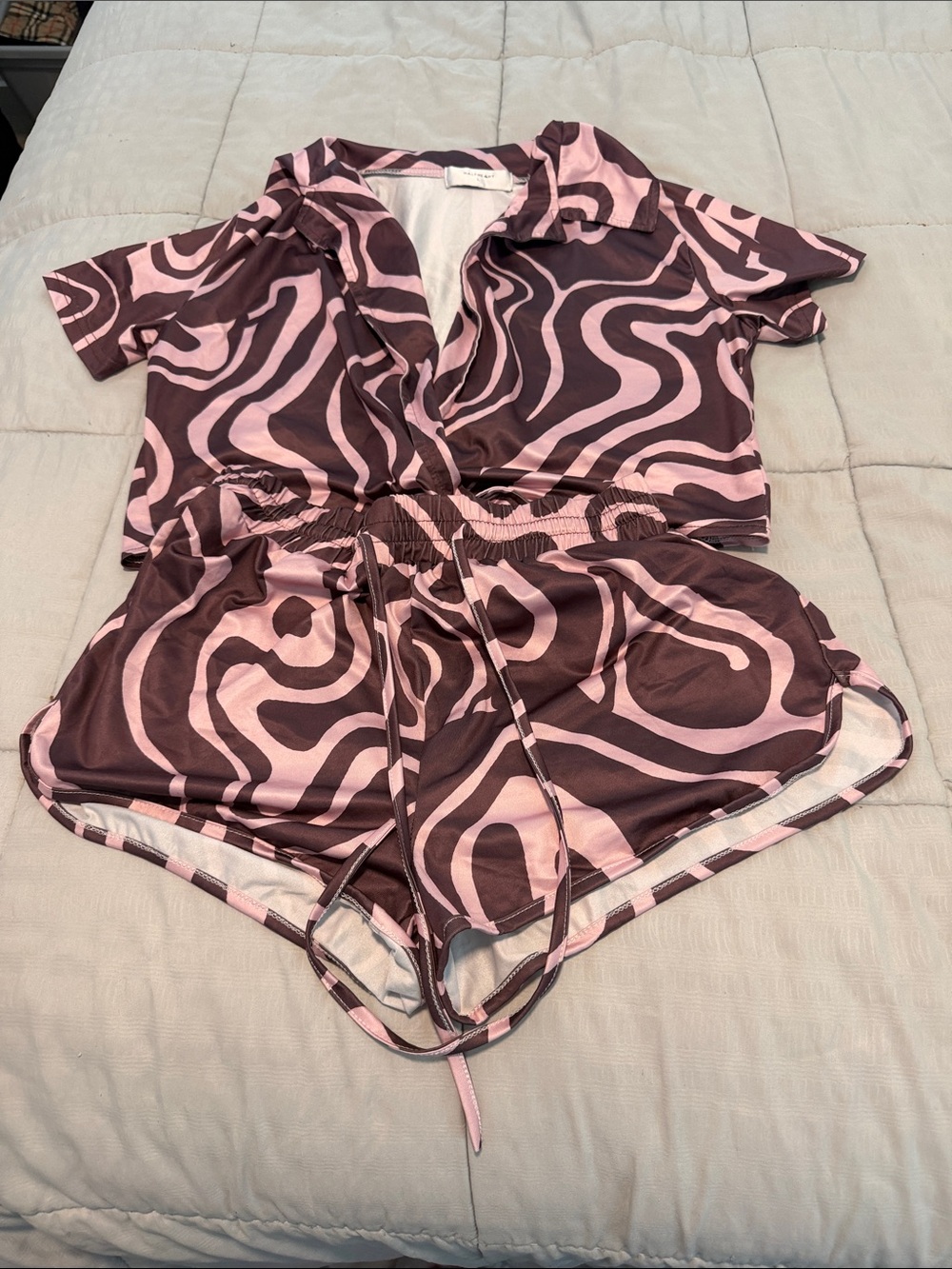 Wavy Print Pink & Brown Women's Lounge Shorts